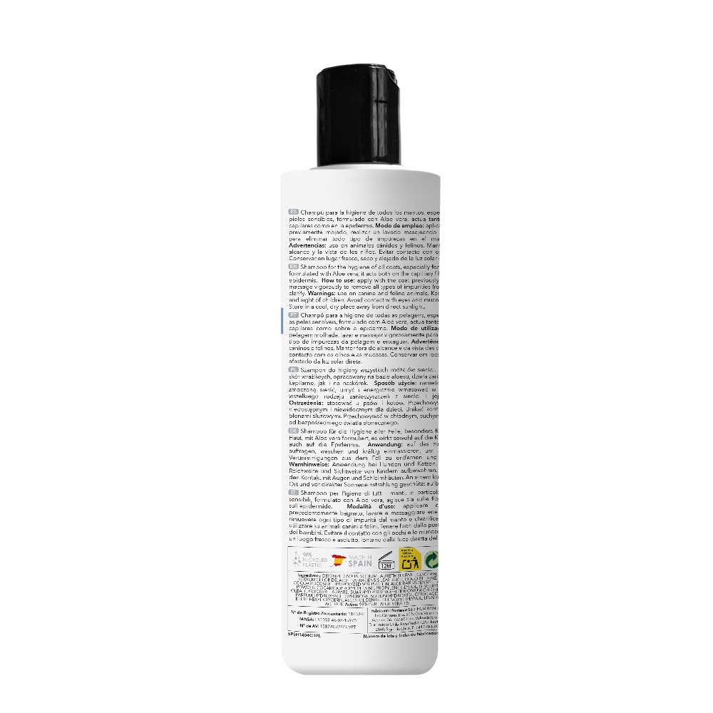 Frasco de champô branco com tampa preta e texto multilíngue na embalagem