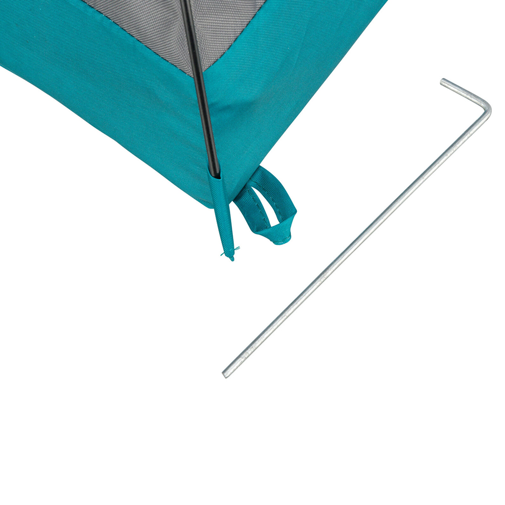 Detalhe de tecido azul turquesa com estrutura metálica e chave allen