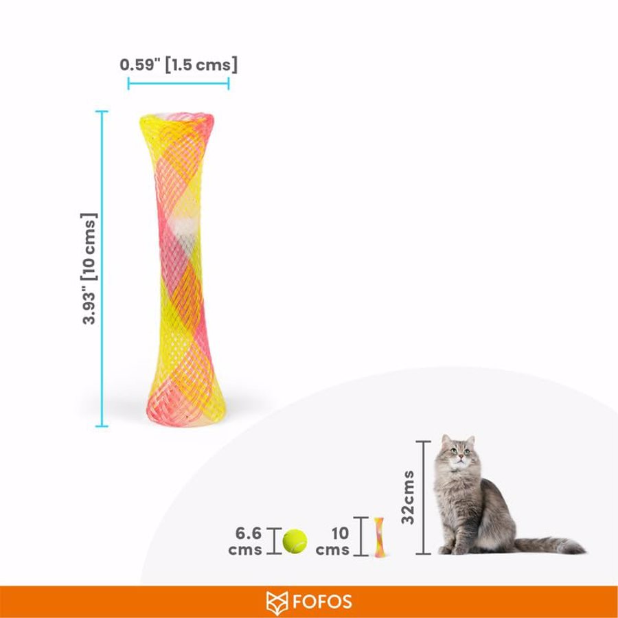Brinquedo tubular em malha plástica colorida com dimensões ao lado de gato cinzento sentado