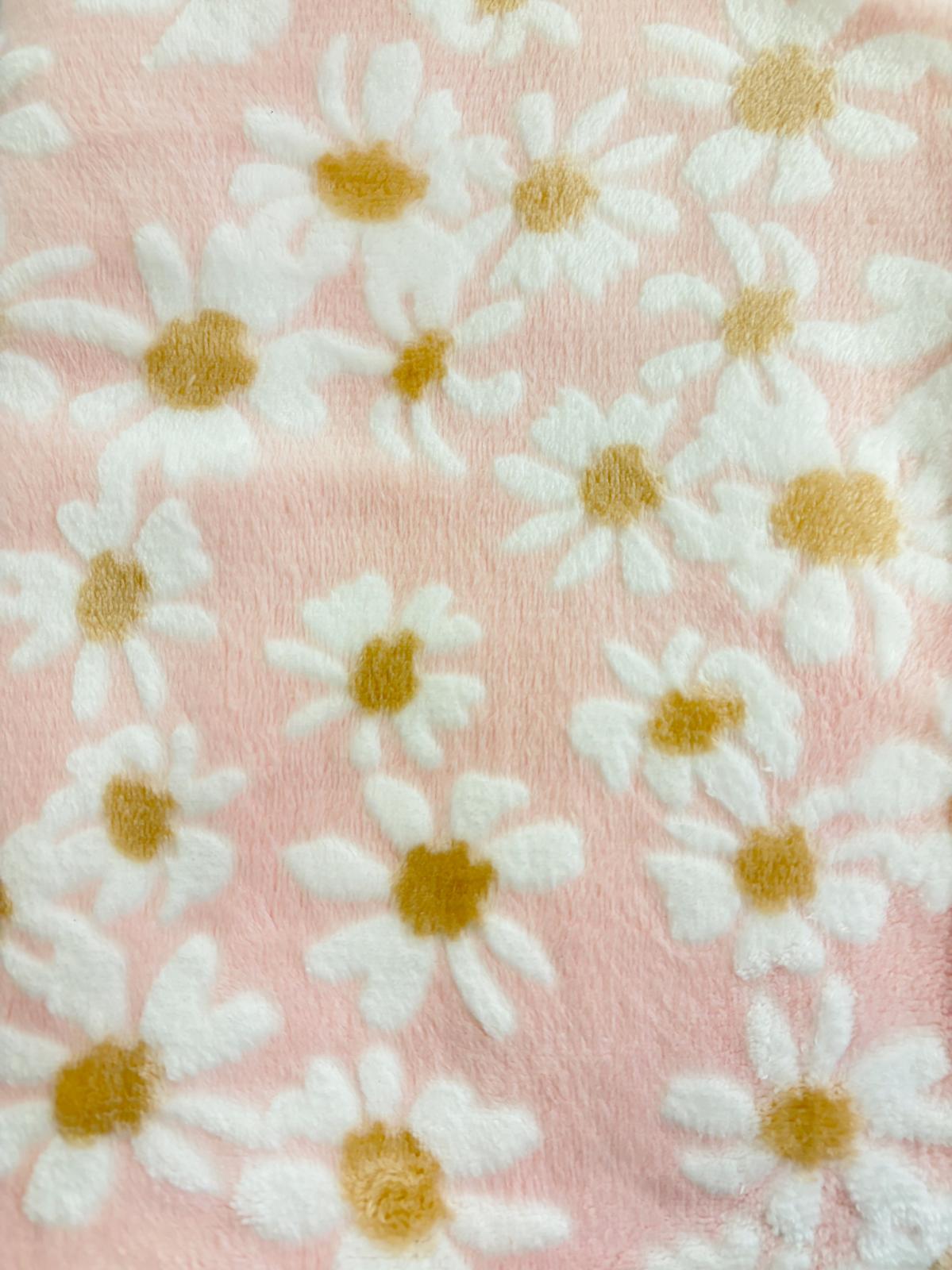 Tecido felpudo rosa com padrão floral branco e amarelo