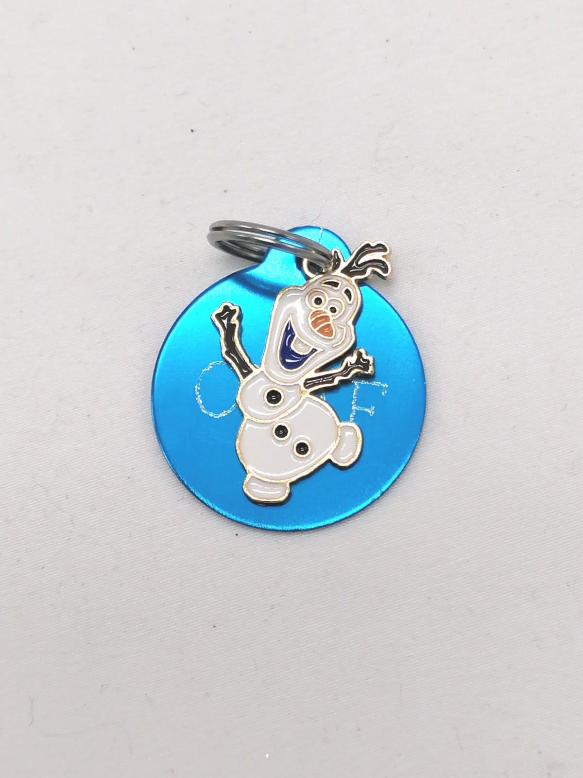 Chaveiro azul metálico com figura do Olaf do Frozen