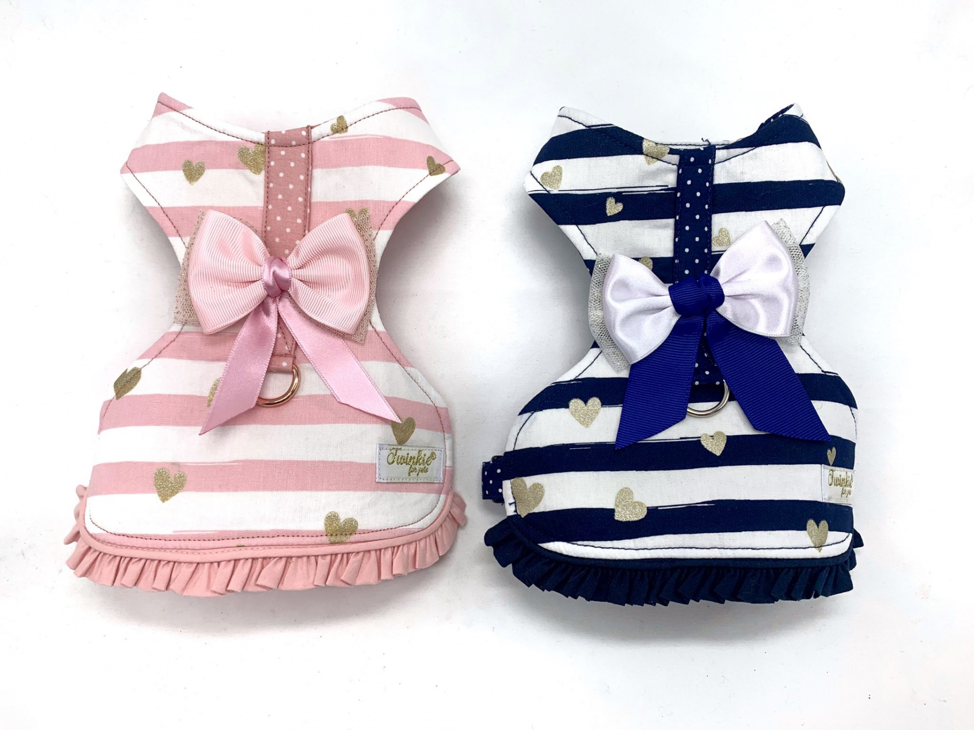 Peitorais para cães rosa e azul com riscas e corações dourados
