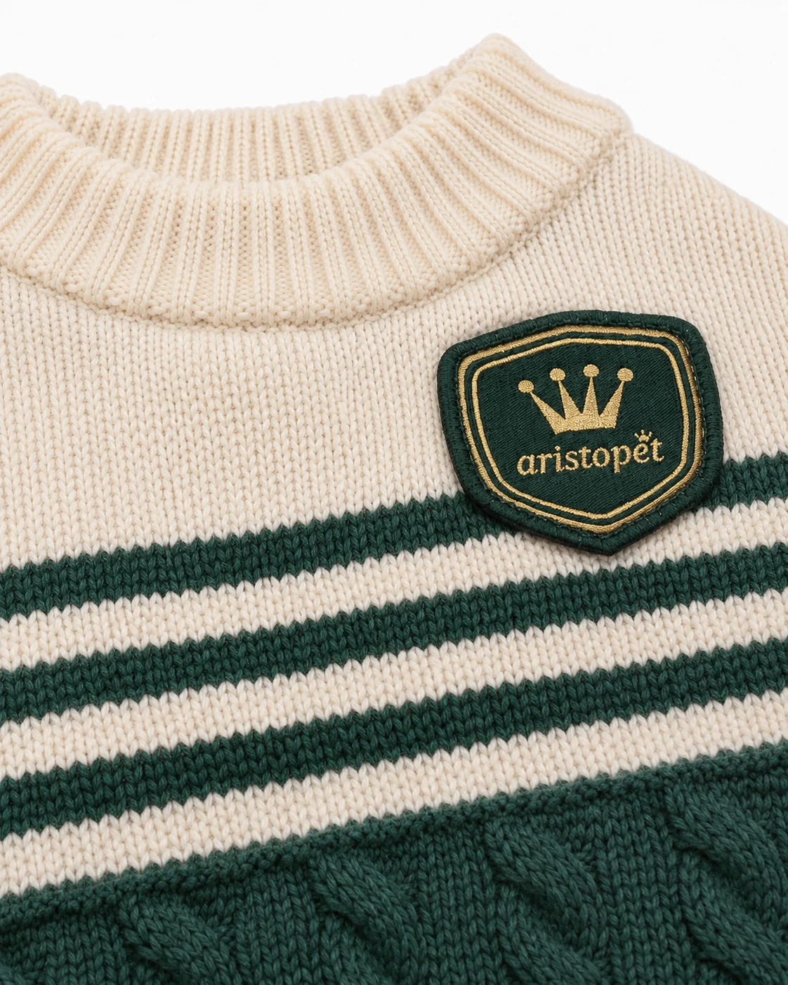 Camisola de malha creme com riscas verdes e emblema bordado
