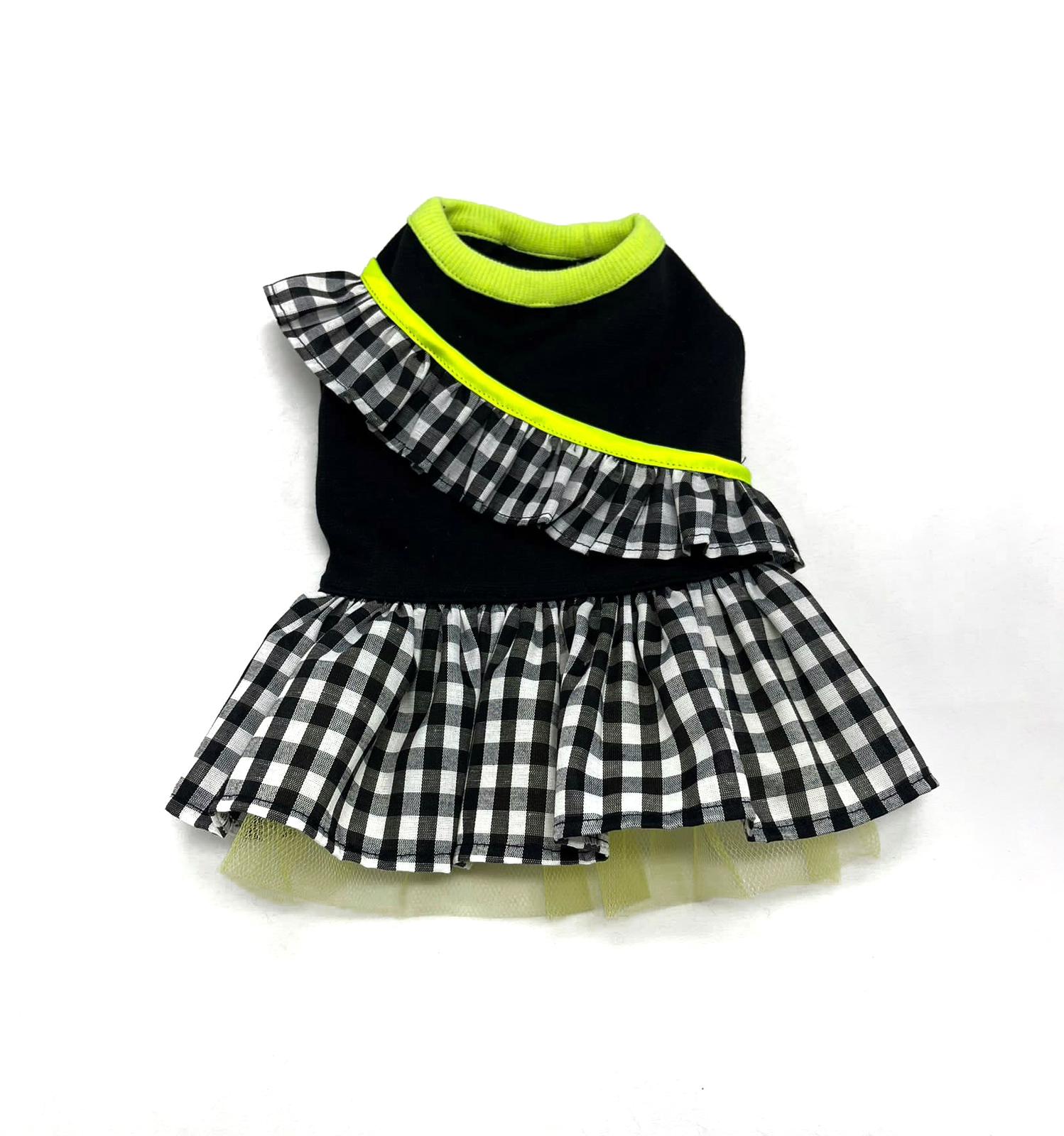 Vestido preto com padrão de quadrados e detalhes em verde fluorescente