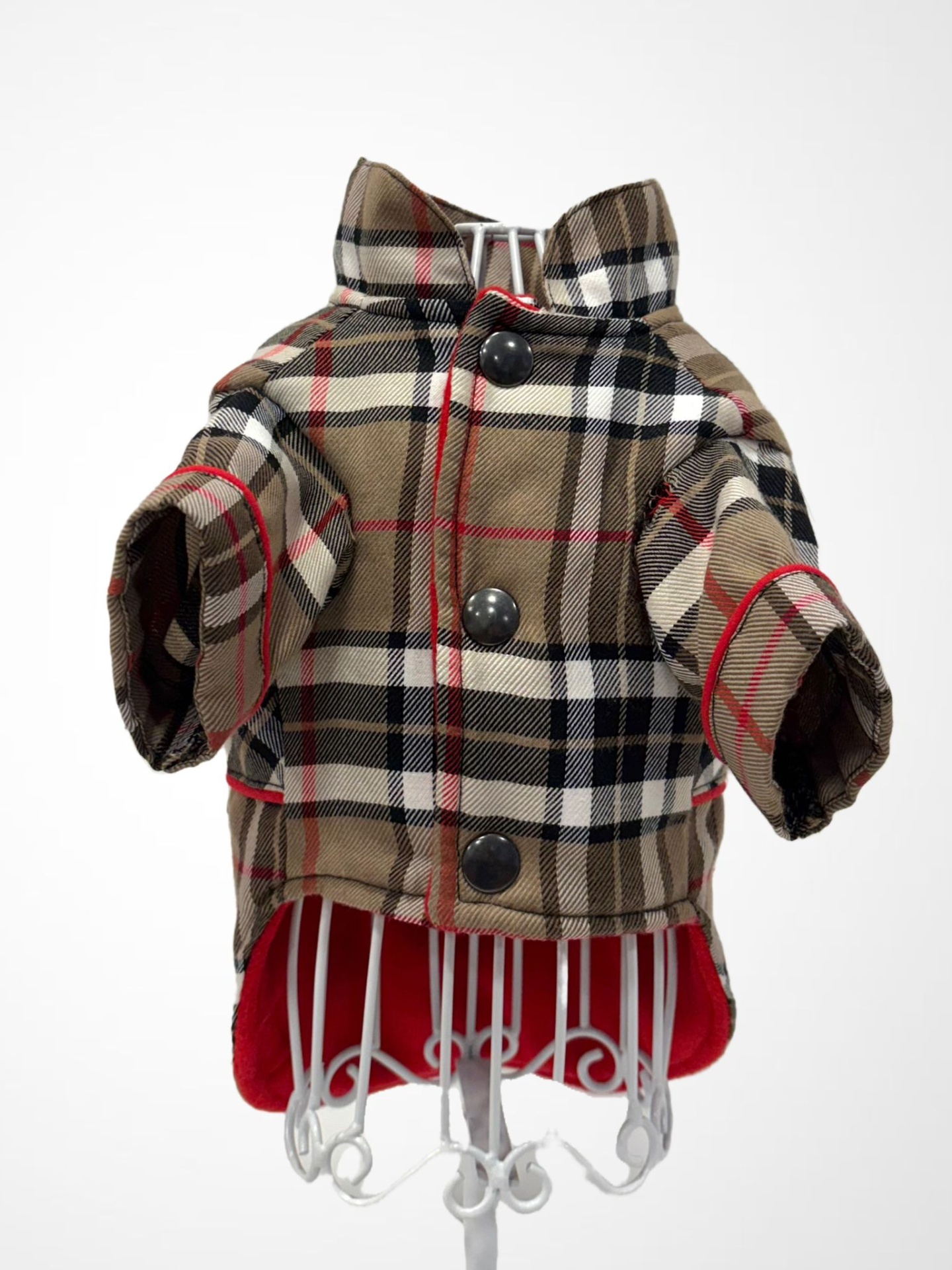 Casaco para cão com padrão de xadrez bege, preto e vermelho