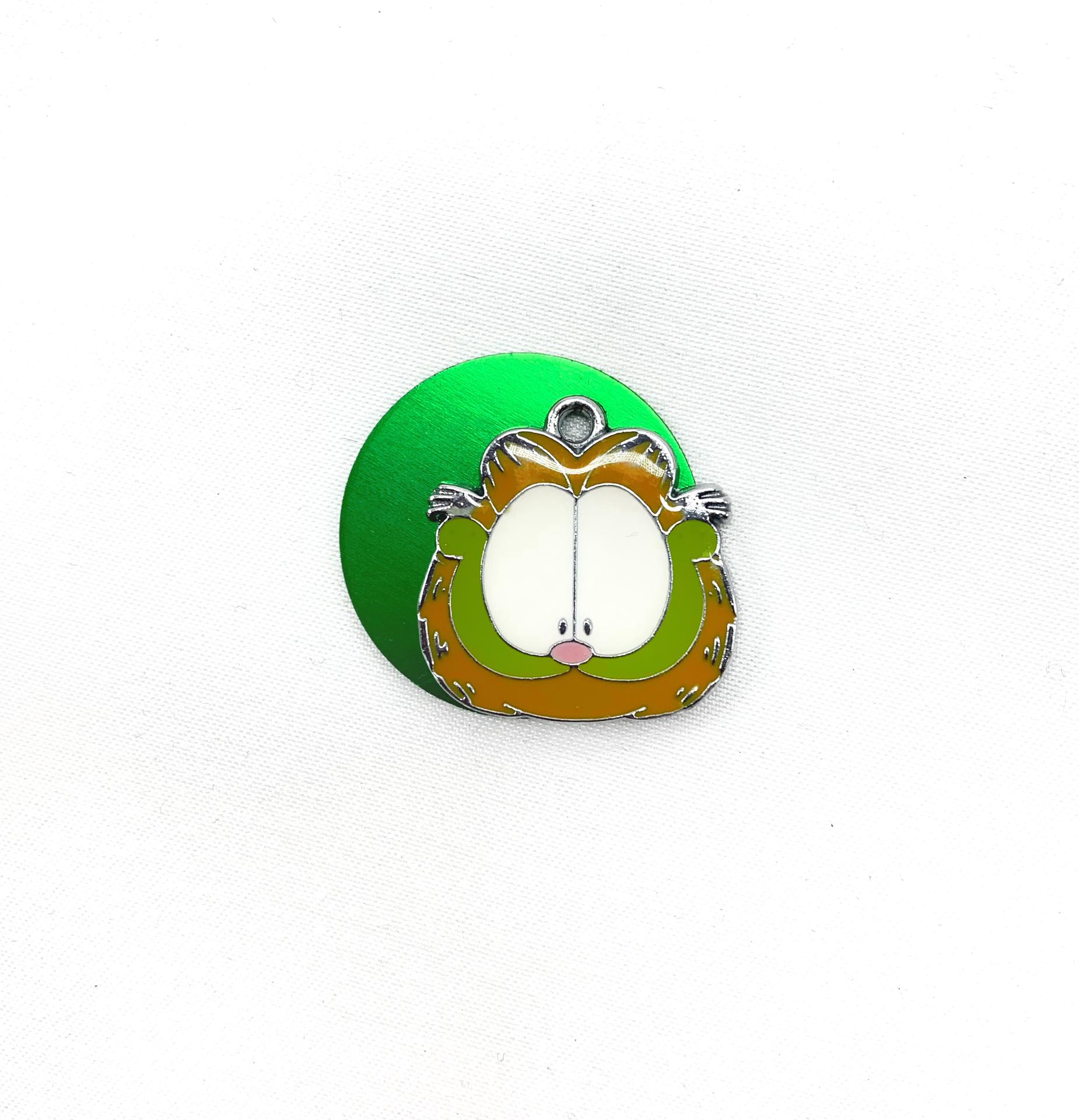 Pingente metálico do rosto do Garfield com tampa verde