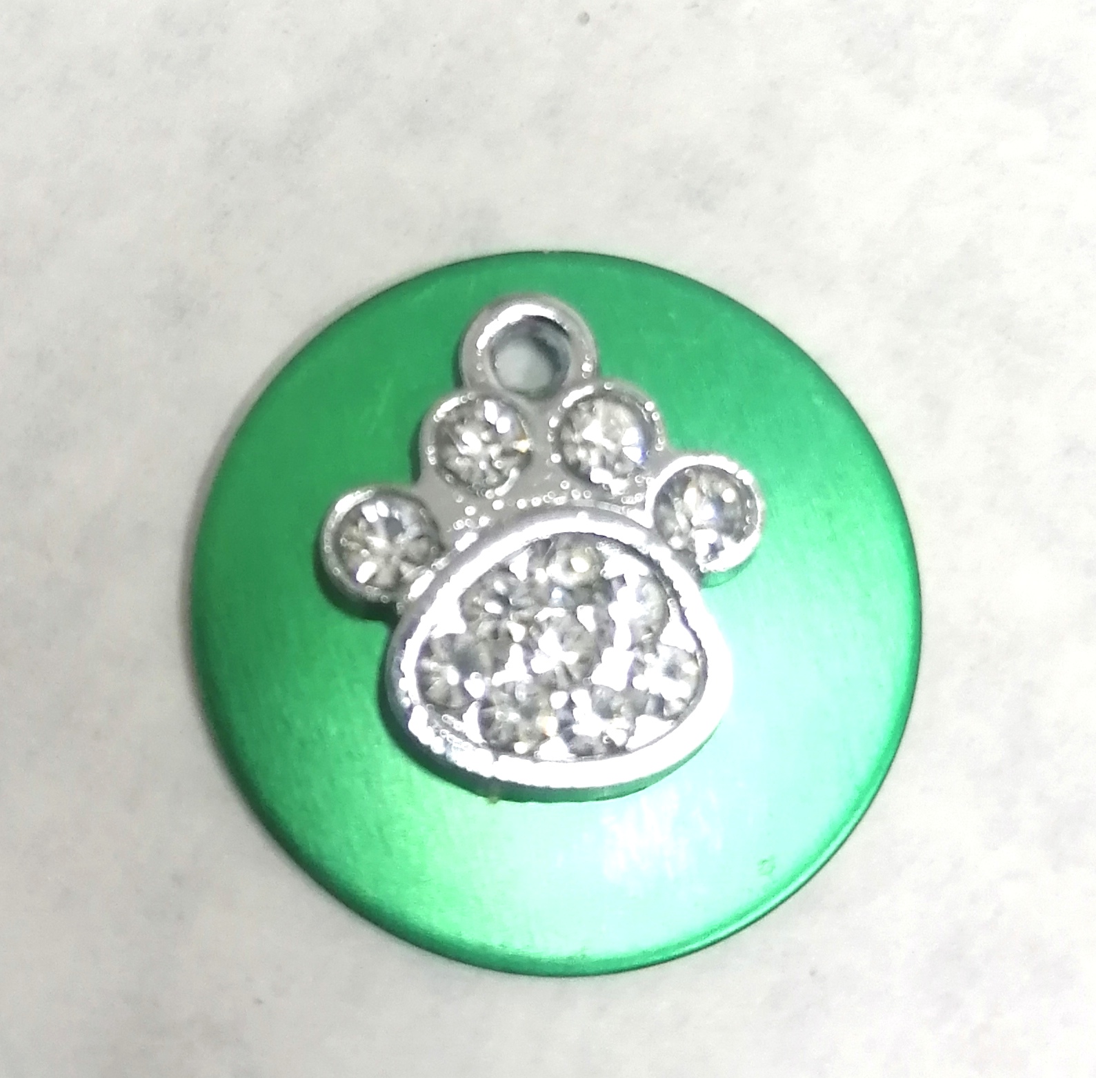 Pendente redondo verde metálico com patinha prateada e cristais