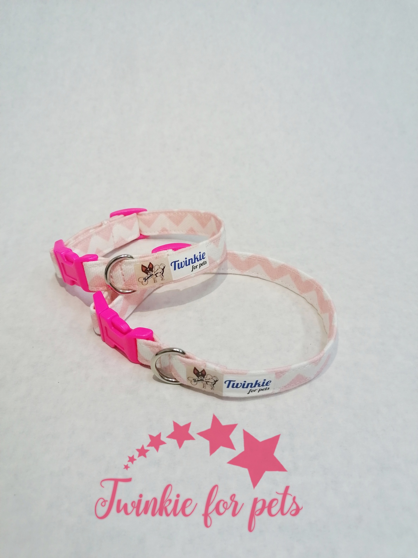 Colar para animais rosa claro com fecho rosa e etiqueta Twinkie for pets