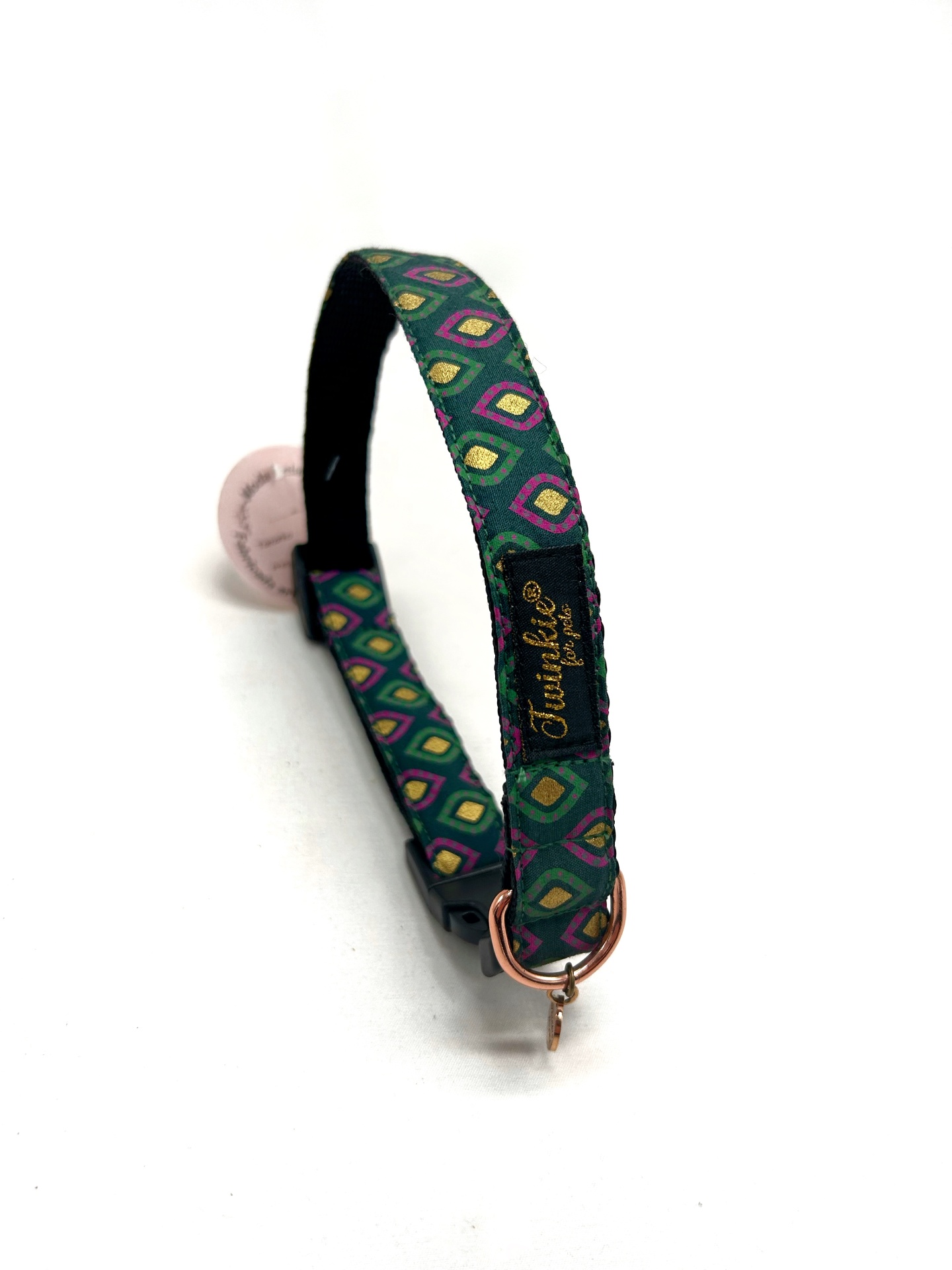Coleira verde com padrão geométrico e argola metálica