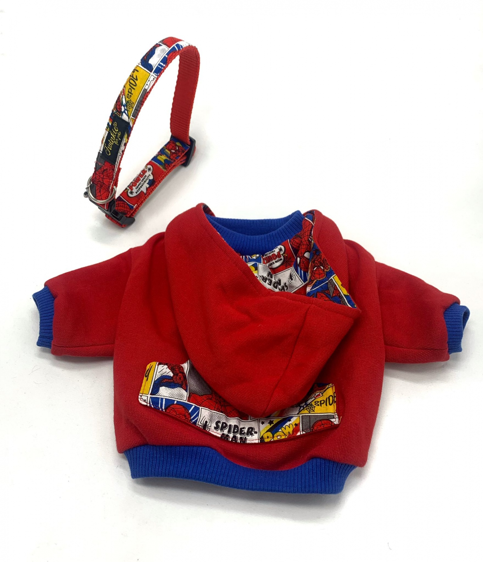 Sweatshirt vermelha com capuz para cão e trela com padrão de banda desenhada