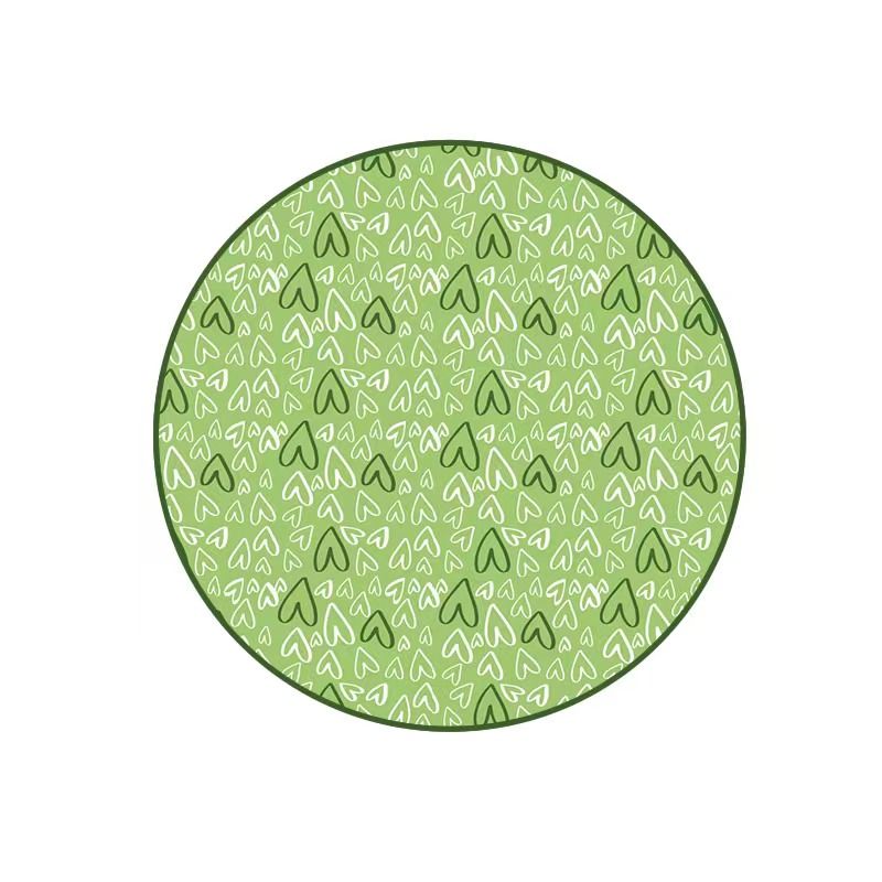 Prato redondo verde com padrão de corações em branco e verde escuro