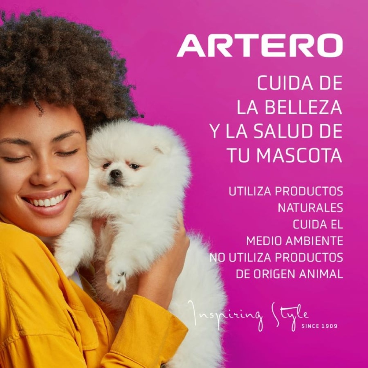Mulher com roupa amarela segurando cão branco fofo com texto promocional em fundo rosa