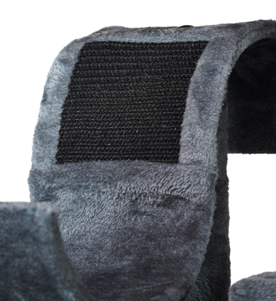 Brinquedo para gatos cinza com área preta de sisal para arranhar