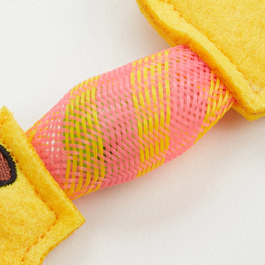 Cabo com revestimento em malha plástica cor-de-rosa e amarela e extremidades em tecido amarelo felpudo