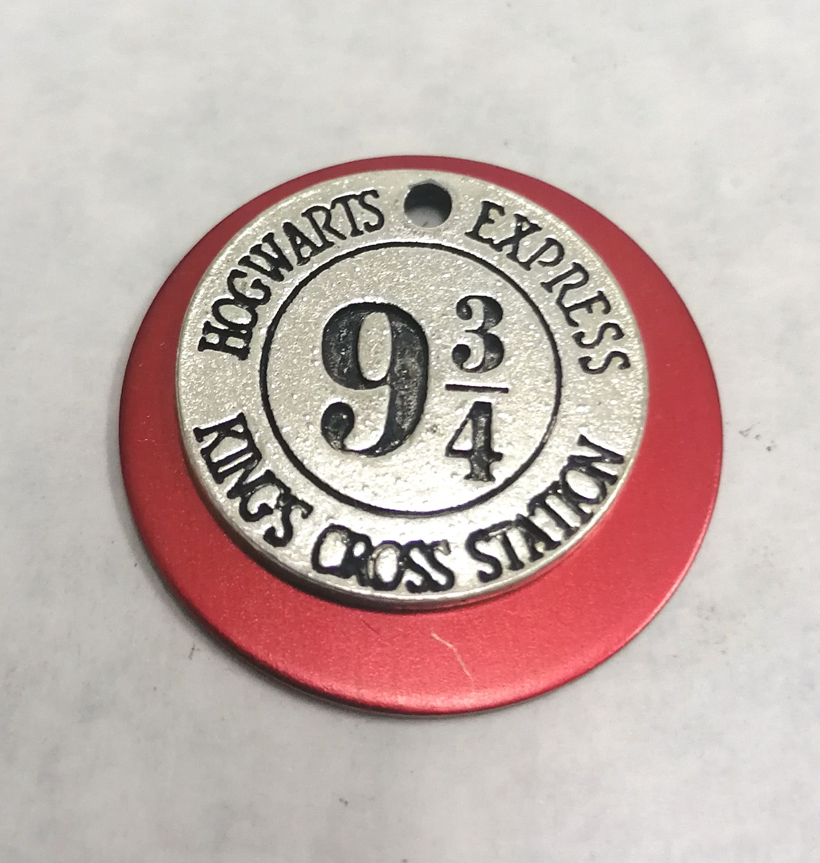 Pingente redondo HOGWARTS EXPRESS 9 3/4 KINGS CROSS STATION com base vermelha e centro prateado