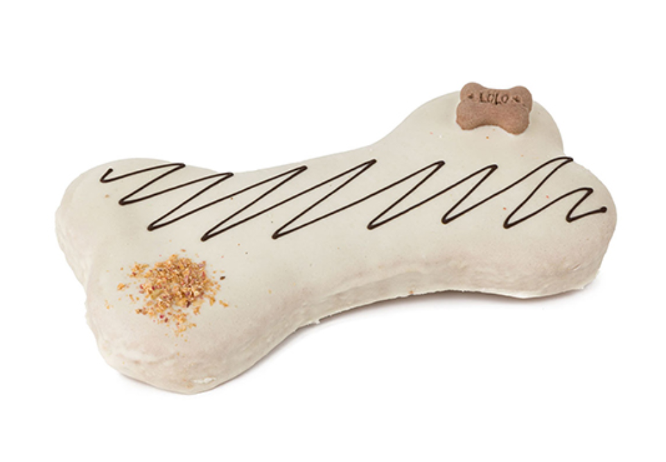 Bolo em forma de osso com glacê branco e decoração de chocolate e bolacha