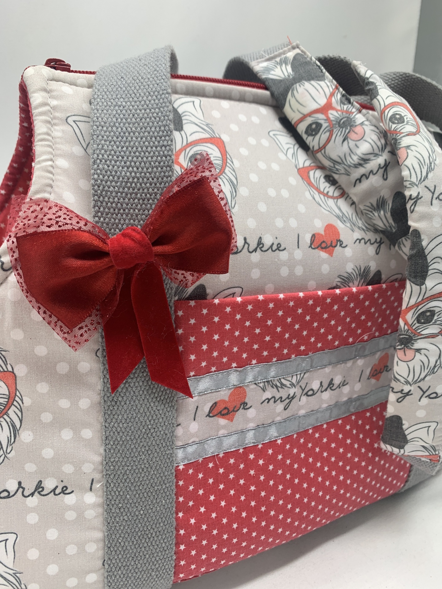 Bolsa de tecido com padrão de cães Yorkshire e laço vermelho