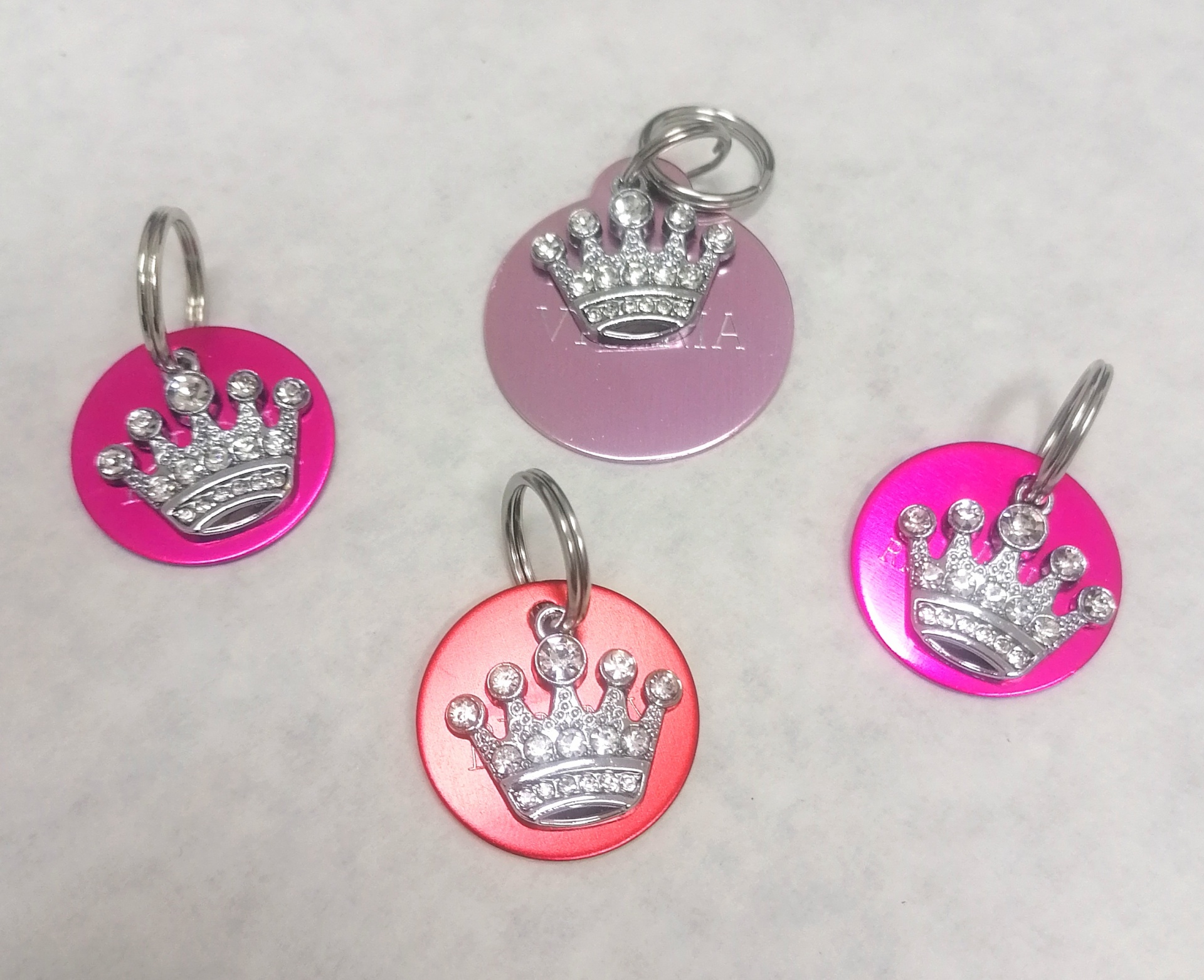 Porta-chaves redondos coloridos com coroas prateadas brilhantes