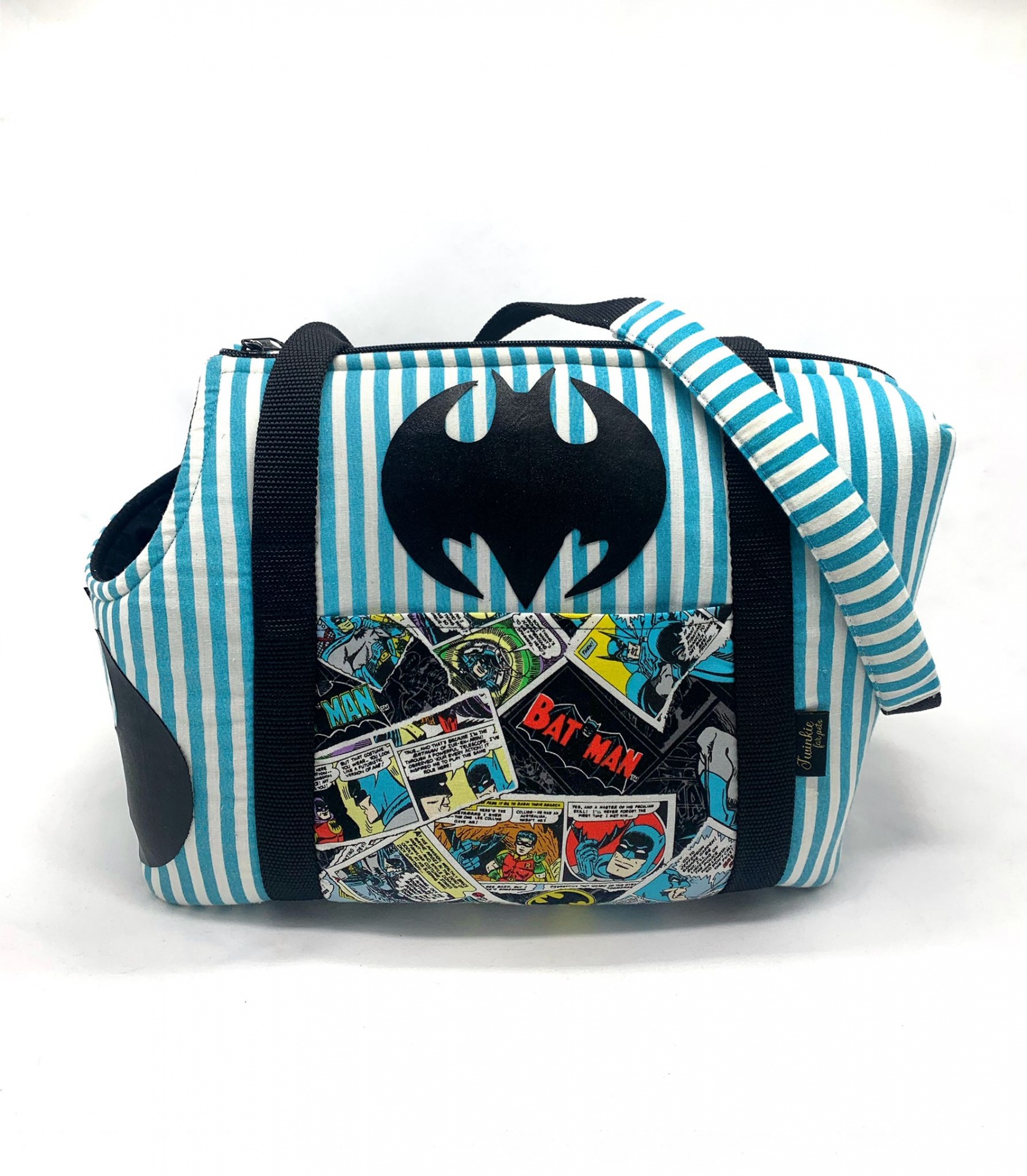 Mala desportiva azul e branca com símbolo do Batman e imagens de banda desenhada