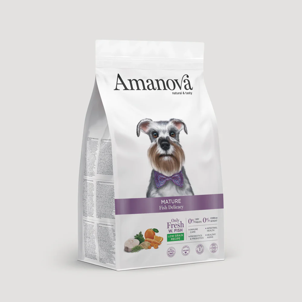Saco branco de comida para cães Amanova Mature Fish Delicacy com imagem de cão e texto informativo