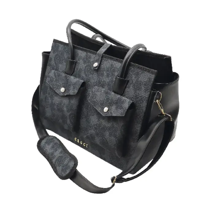 Mala de mão preta com padrão floral cinzento e alça de ombro