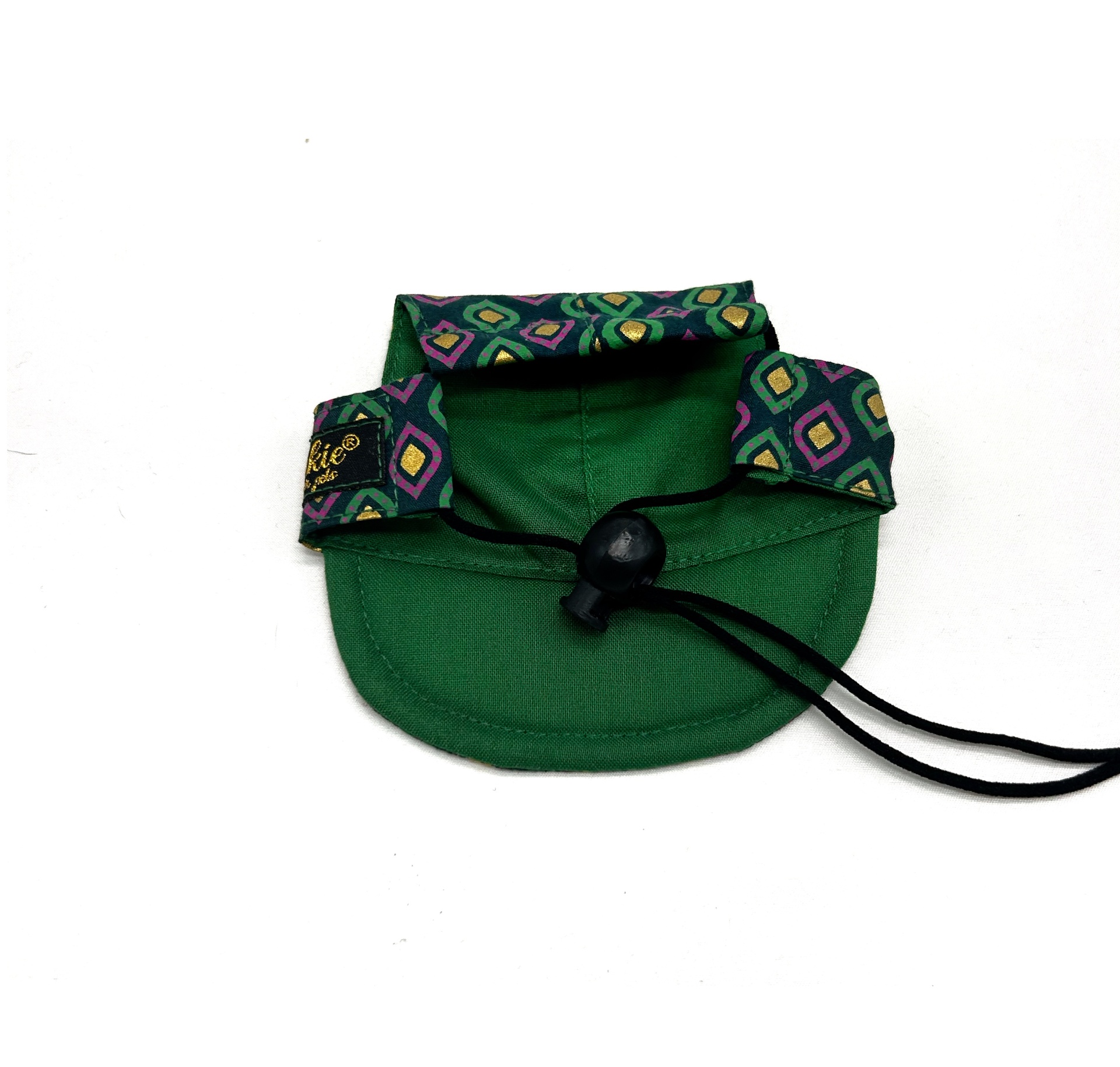 Viseira verde com padrão geométrico colorido e cordão preto ajustável