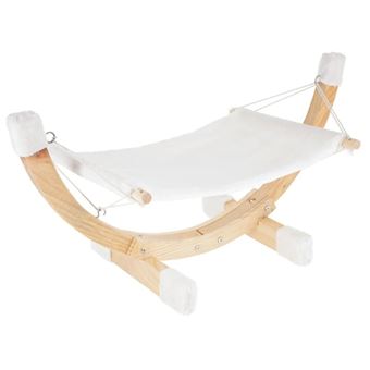 Cama para animal de madeira e tecido branco em fundo branco