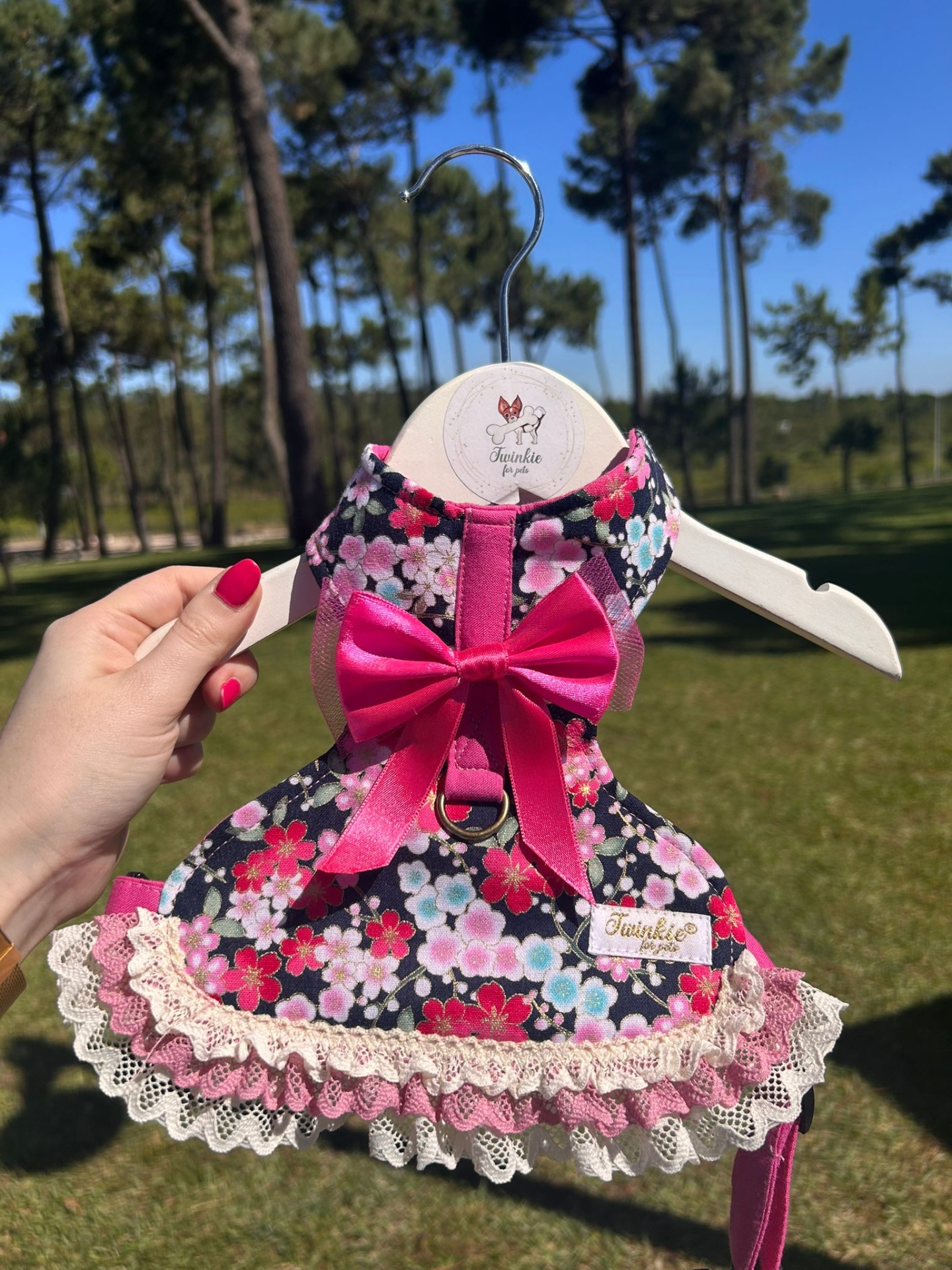 Pechera ou vestido para cão floral com laço rosa e renda