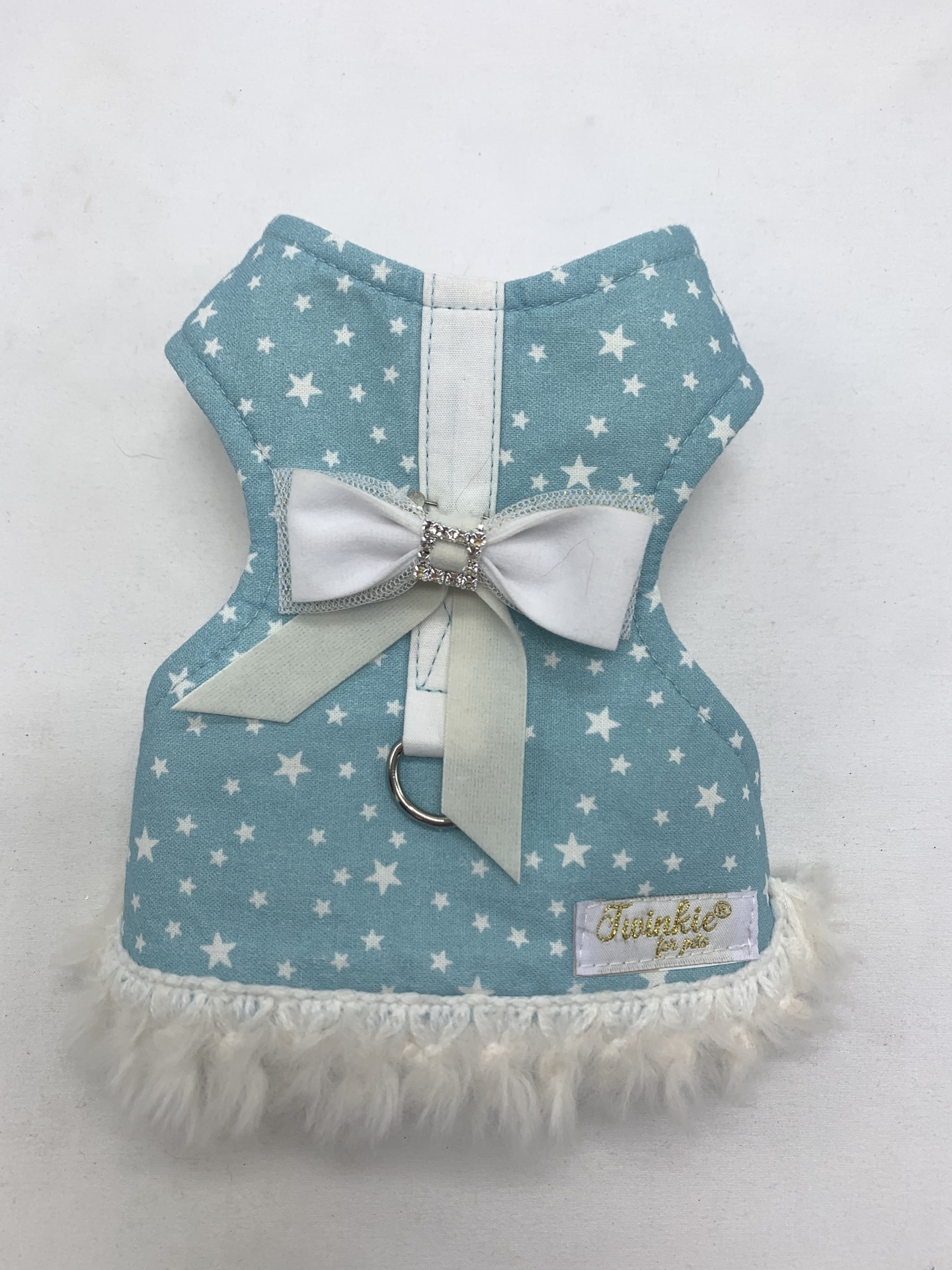 Colete azul claro com estrelas brancas, laço branco e pelo branco na base