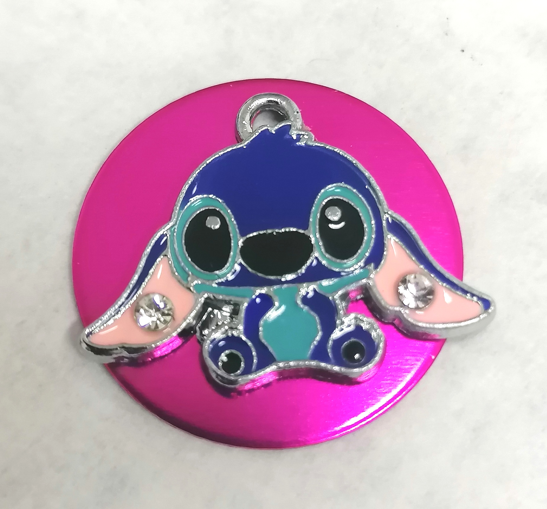 Medalha redonda rosa com pendente de personagem azul