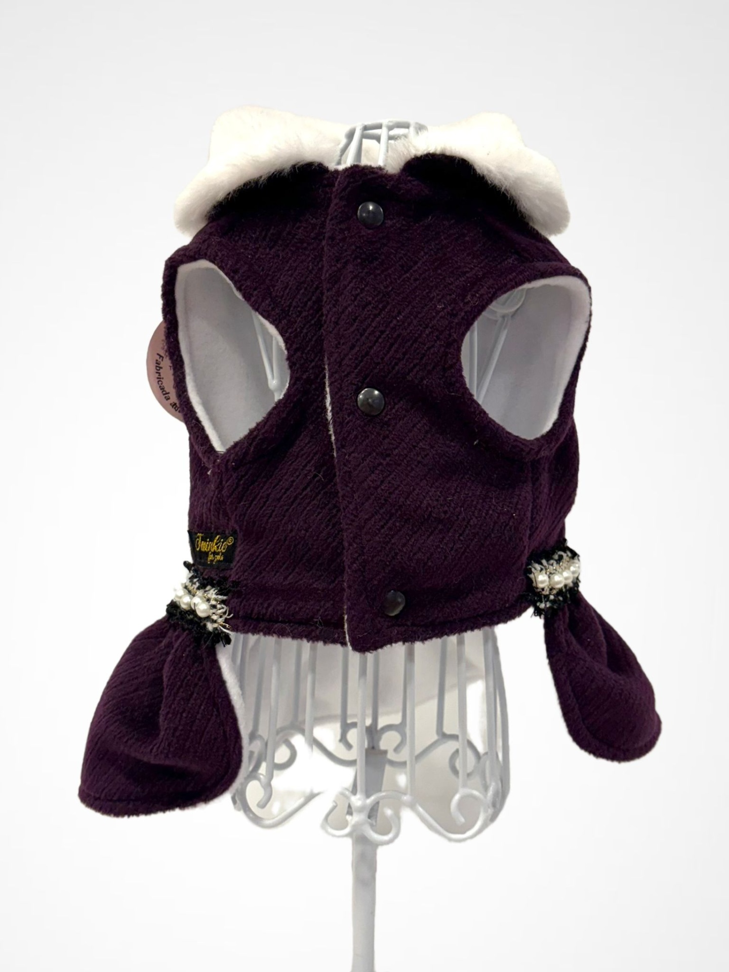 Casaco para cão roxo com gola branca e detalhes em pérolas