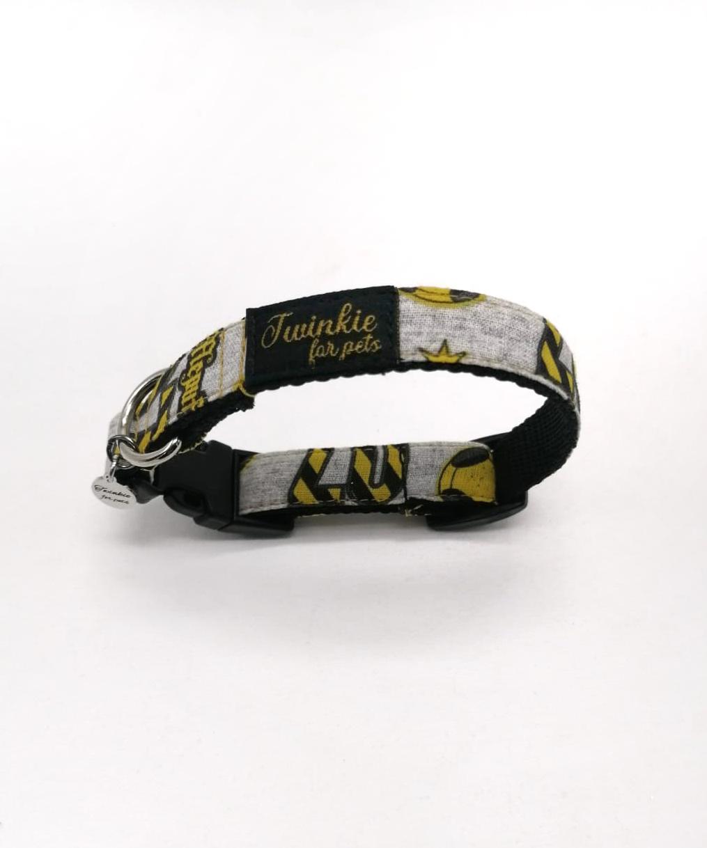 Coleira para pets cinza com desenhos amarelos e pretos, etiqueta 