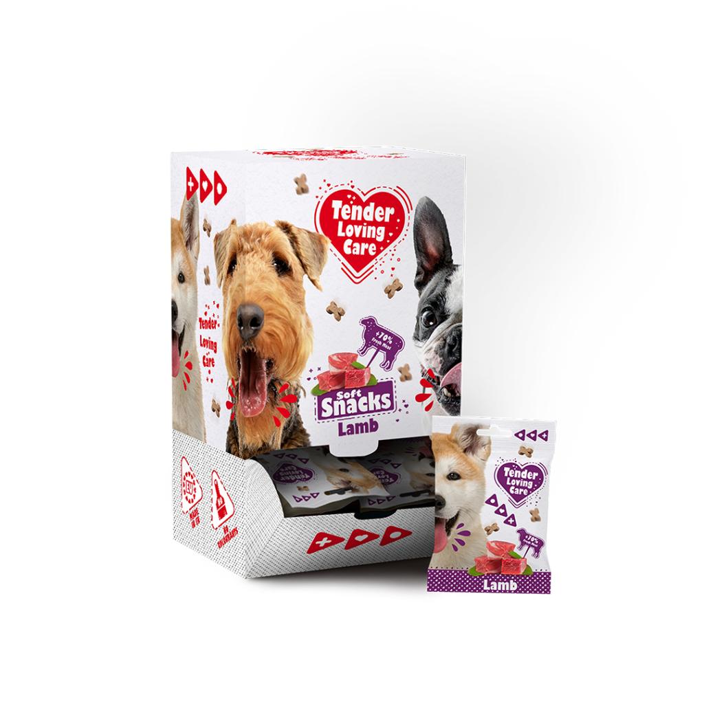 Caixa branca com fotos de cães e embalagens pequenas de snacks para cães sabor cordeiro