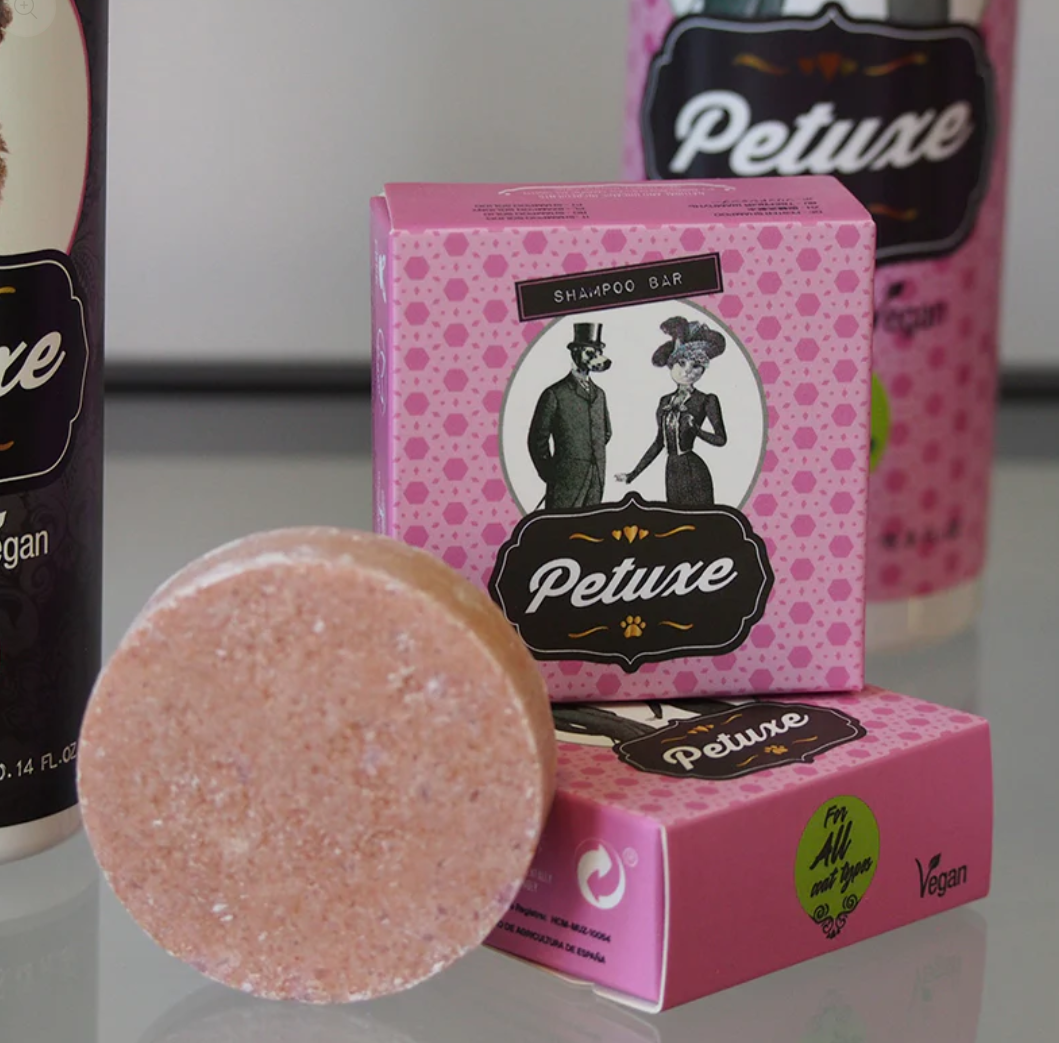 Sabonete em barra rosa claro com embalagem rosa Petuxe