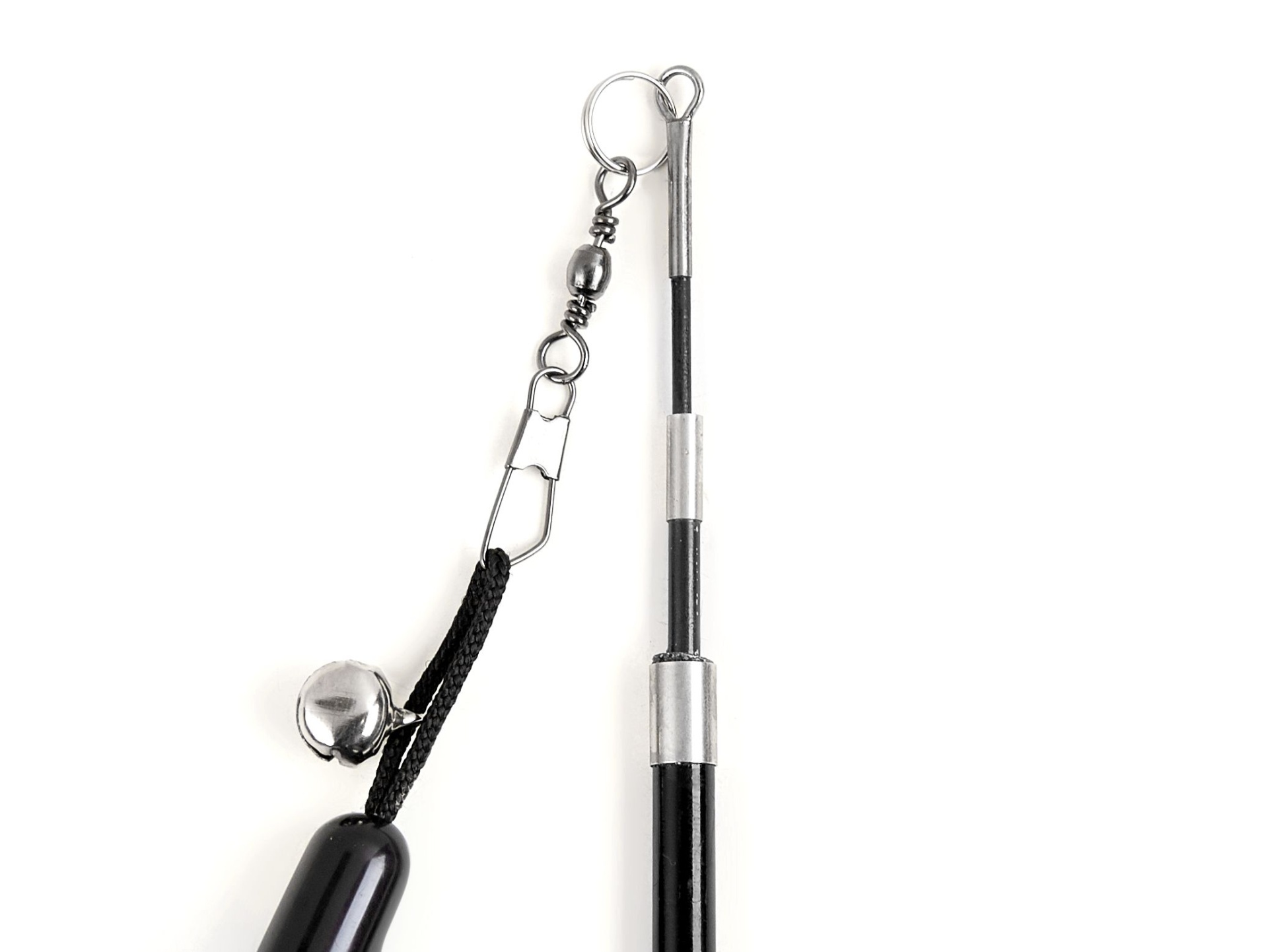 Partes de uma vara de pesca preta e prata com anéis e sino