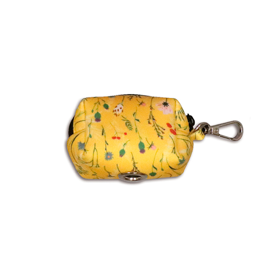 Bolsa pequena amarela com padrão floral e mosquetão