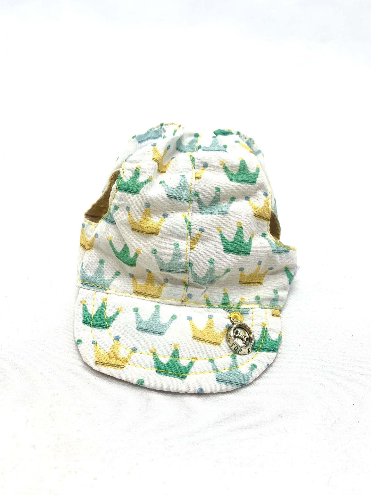 Boné branco com padrão de coroas verdes e amarelas para bebé