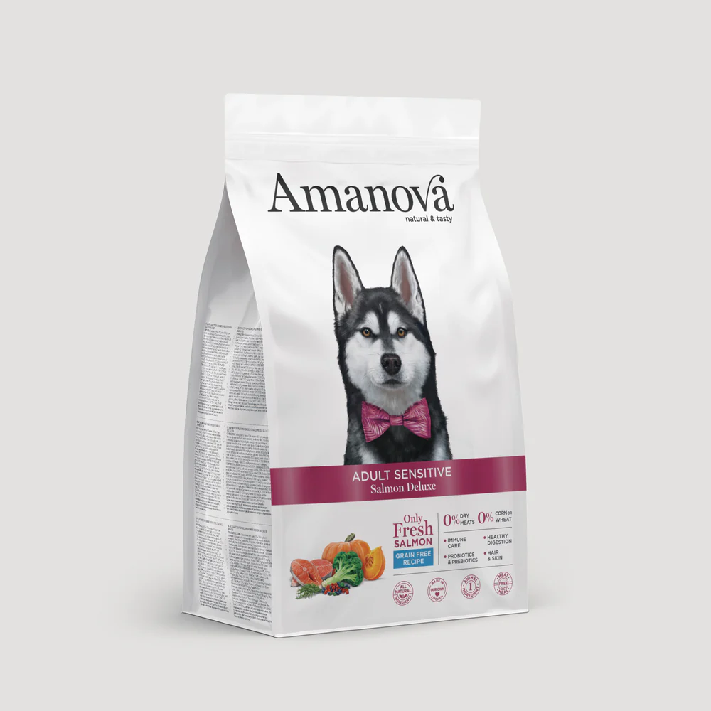 Saco branco de ração para cães Amanova com imagem de husky e texto sobre receita e ingredientes