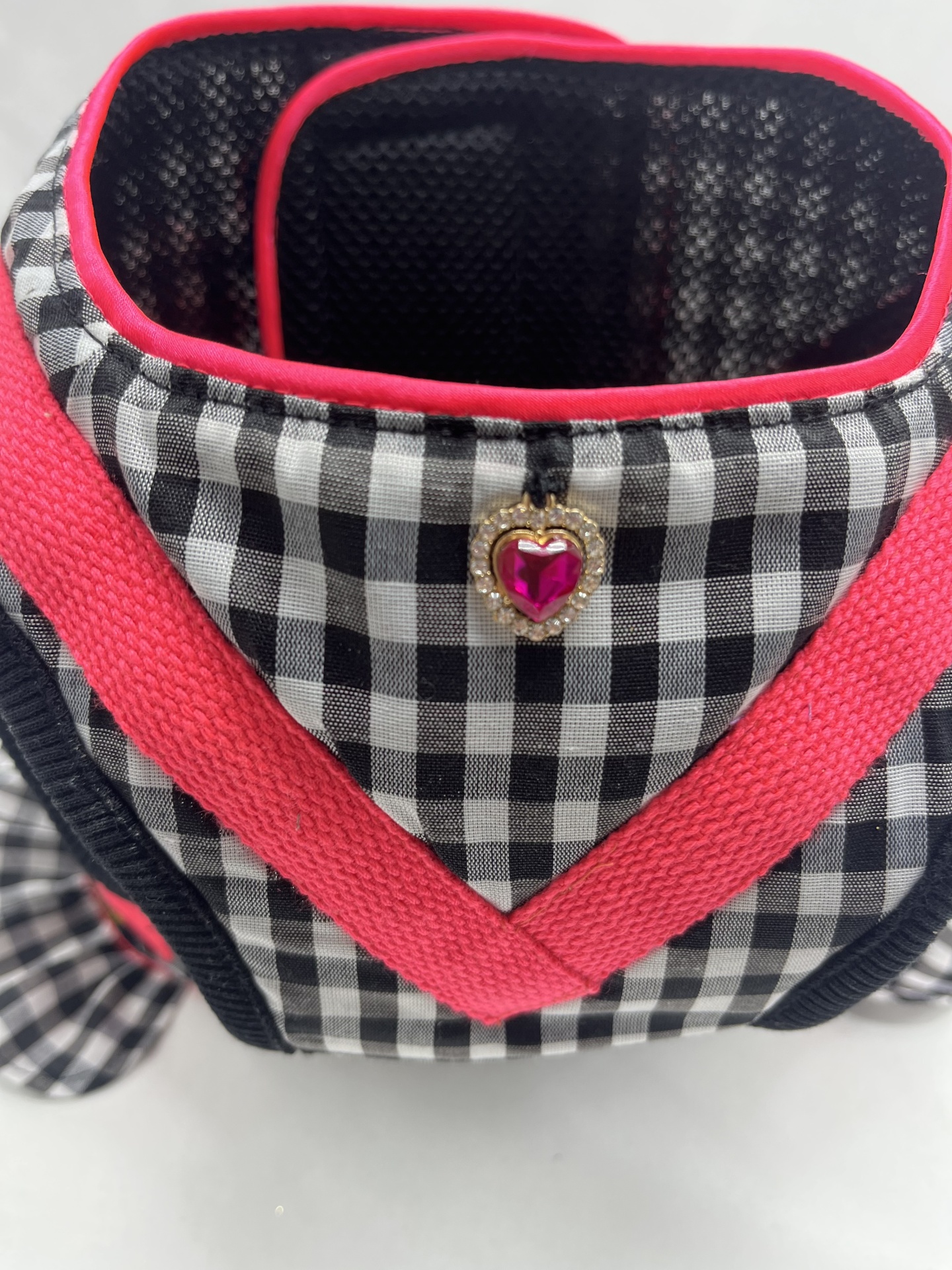 Coleira xadrez preto e branco com bordas cor de rosa e coração decorativo
