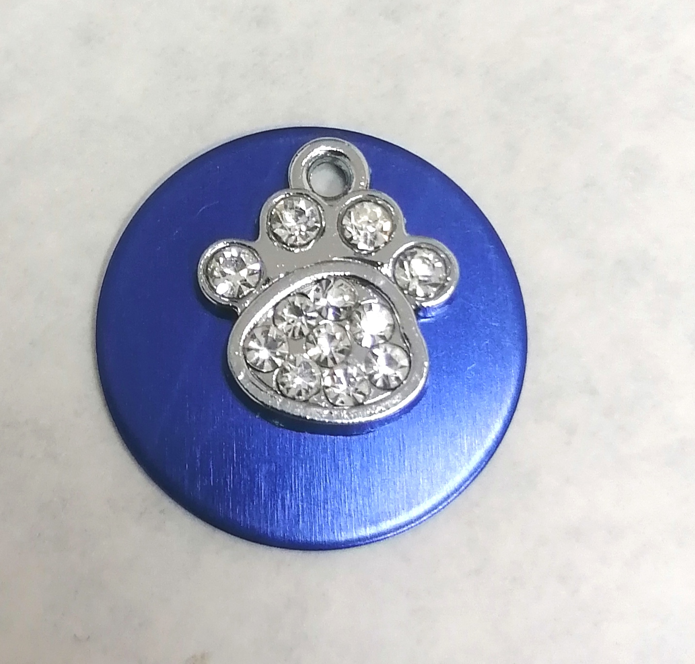 Medalha azul redonda com pendente de pata animal brilhante