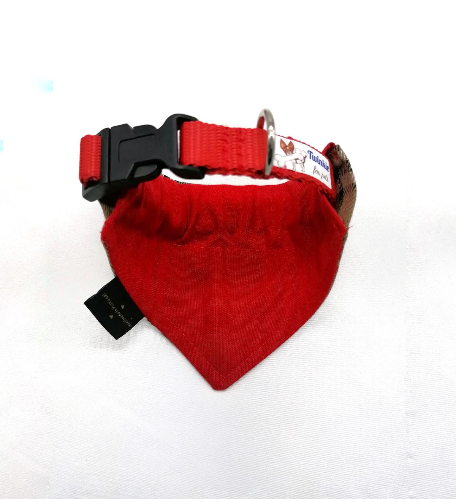 Coleira para cão com bandana vermelha e fivela preta