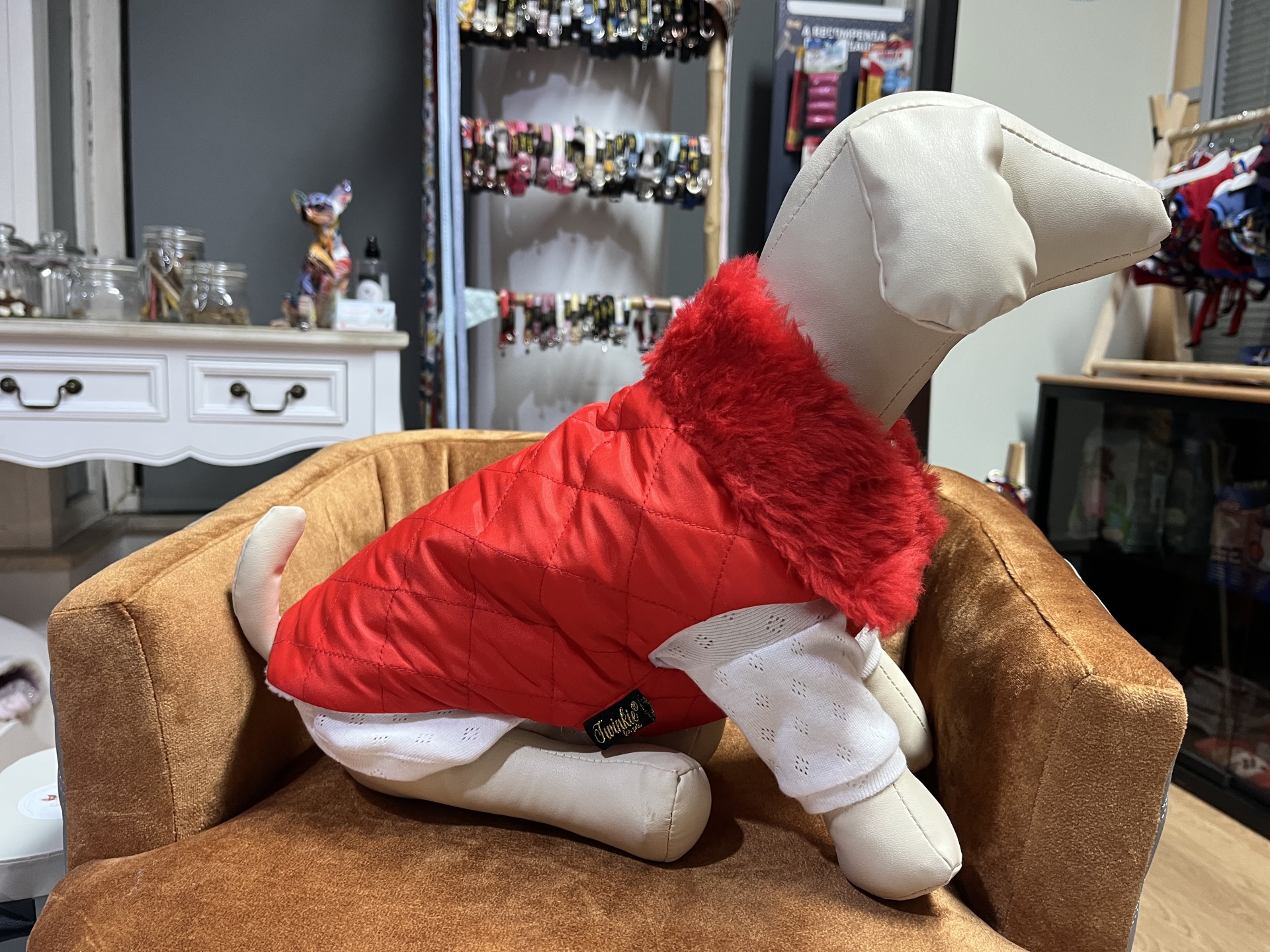 Roupa para cão vermelha com gola de pêlo vermelha mostrada em manequim