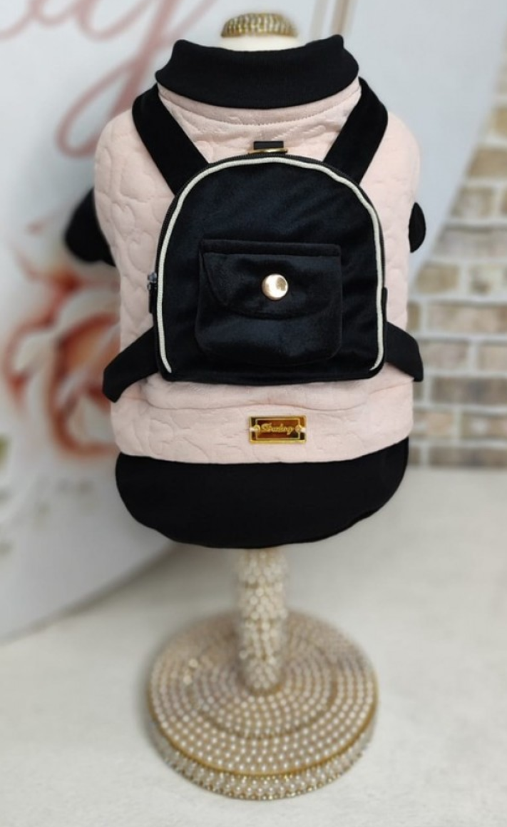 Casaco para animal bege com bolso mochila preto e etiqueta dourada