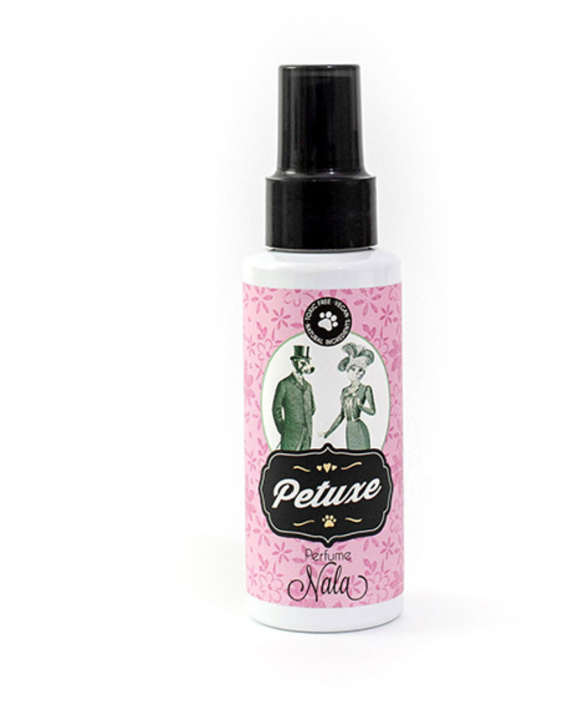 Frasco de perfume Petuxe Nala com tampa preta e etiqueta rosa com desenho vintage