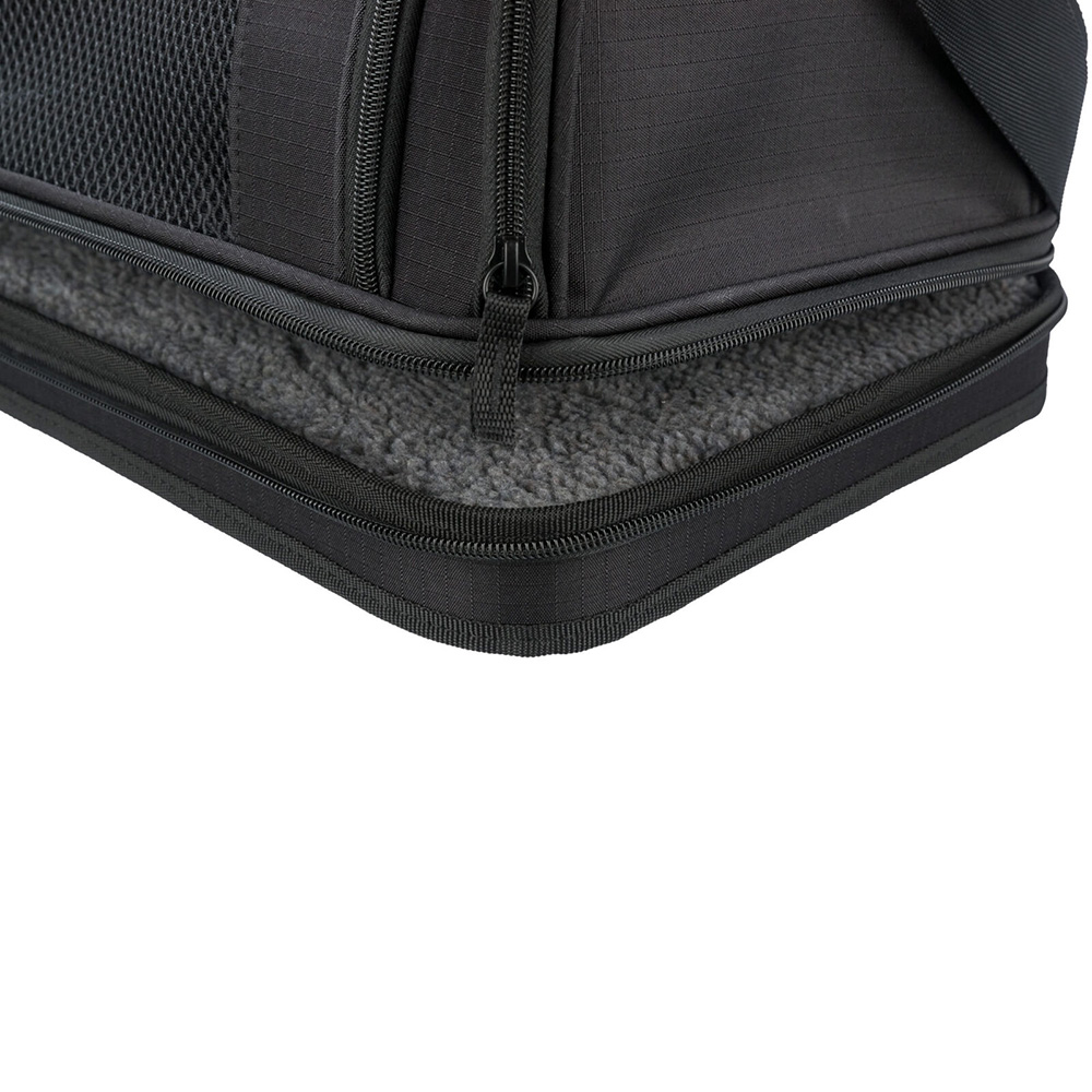 Canto inferior de bolsa preta com interior cinza felpudo e zíper preto