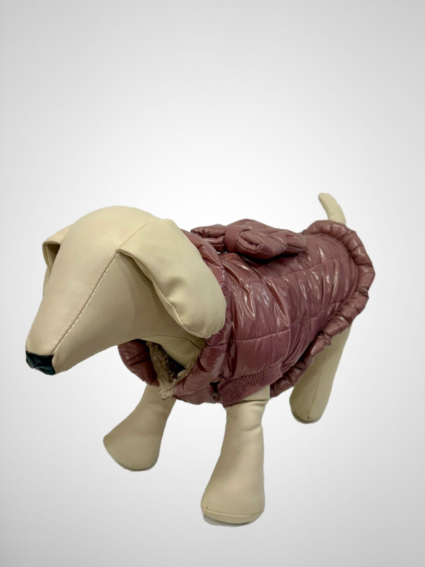 Estatueta de cão com casaco acolchoado vinho