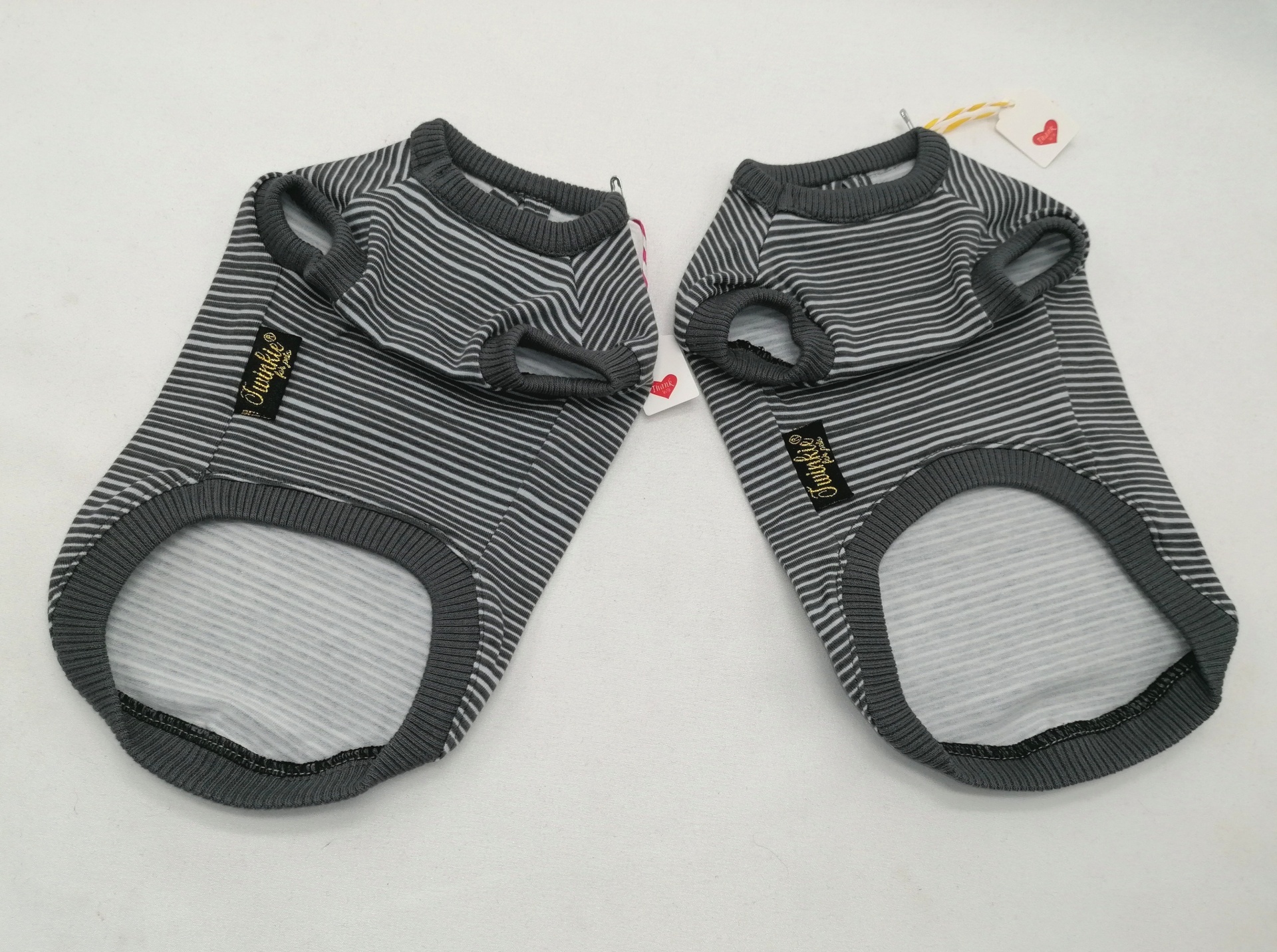 Fatos de roupa para cães pequenos em tecido riscado preto e cinzento