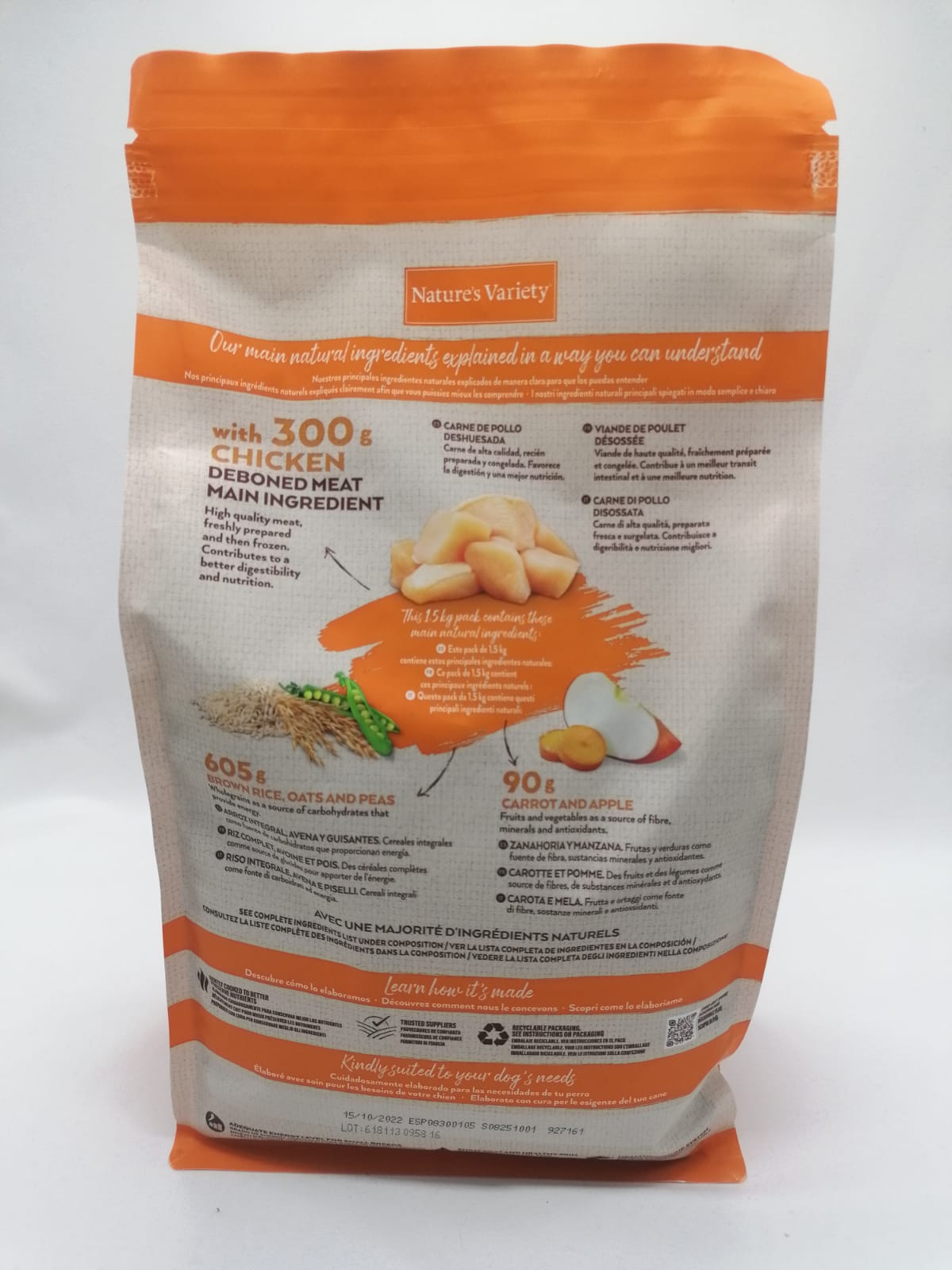 Embalagem de comida para cães Nature's Variety com detalhes dos ingredientes em laranja e bege