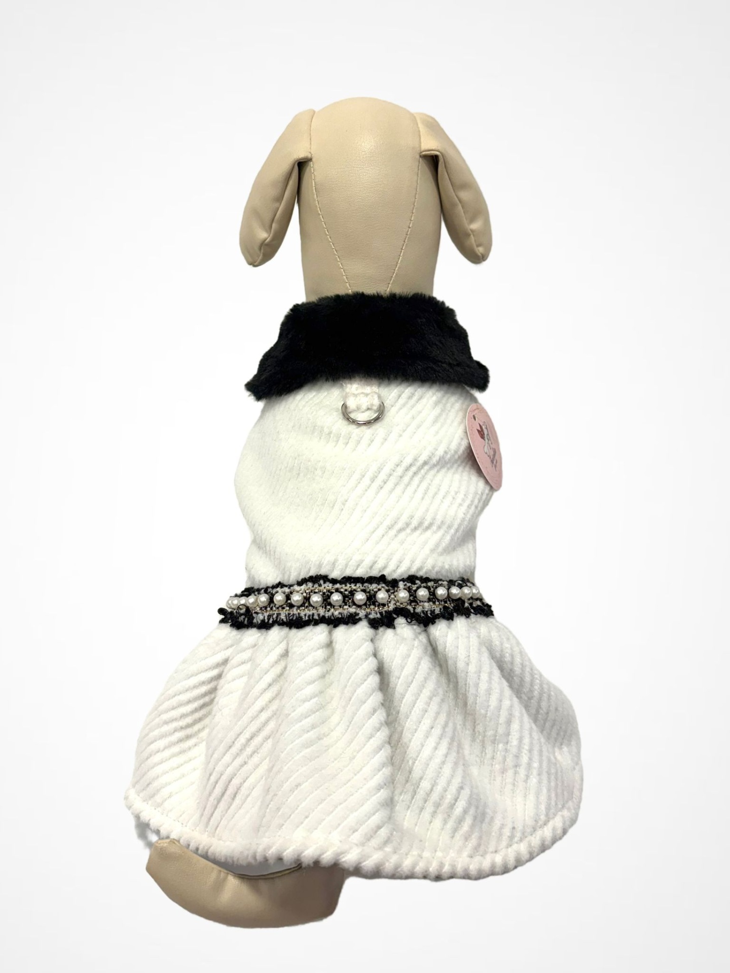 Vestido de cão branco com gola preta e faixa de pérolas