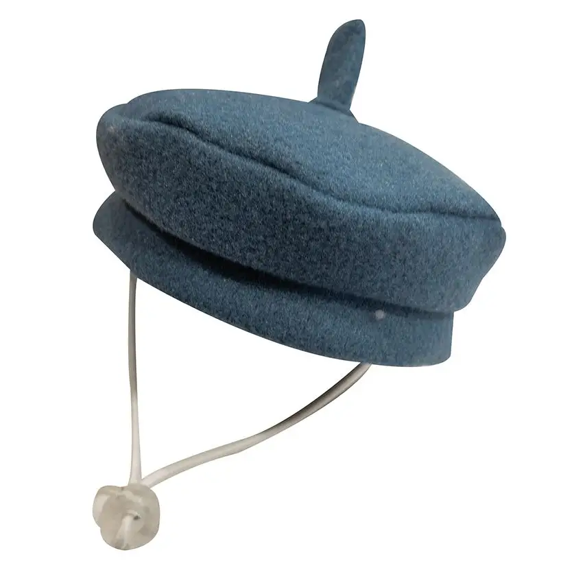 Boina azul em tecido felpudo com cordão branco